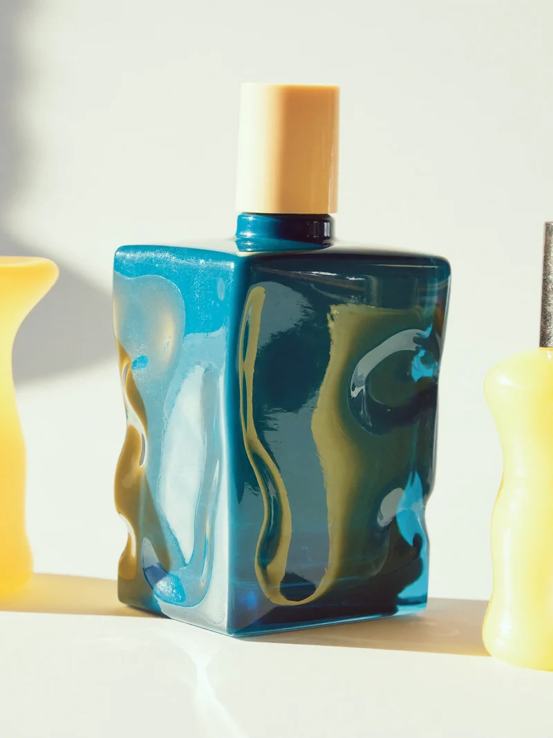 Konzeptstudie: skulpturaler, unbeschrifteter Glasflakon für Duft