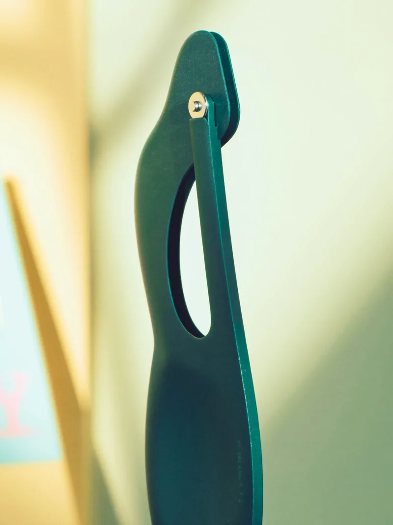 Konzeptstudie: ergonomisches Beauty-Werkzeug mit gebürstetem Metallgriff